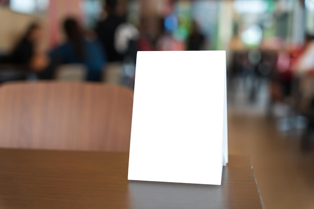 Modèle de menu en blanc pour la promotion du marketing par texte Modèle de cadre de menu debout sur une table en bois dans l'espace du restaurant pour le texte