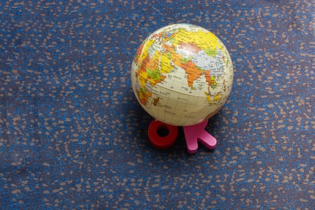 Photo modèle de mini globe et le mot ok avec des blocs de lettres