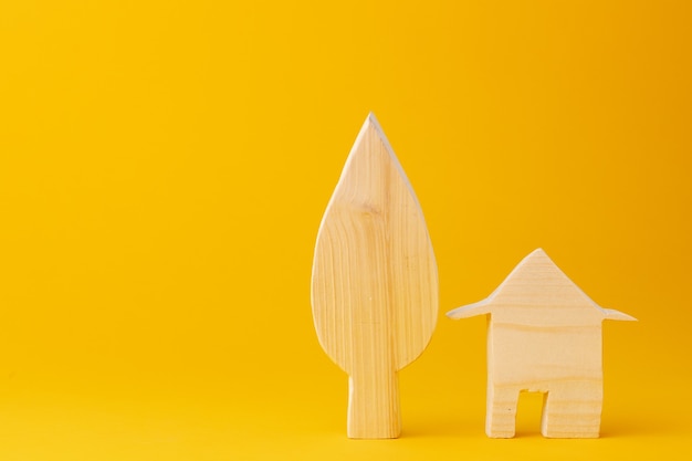 Modèle de mini maison en bois sur gros plan jaune