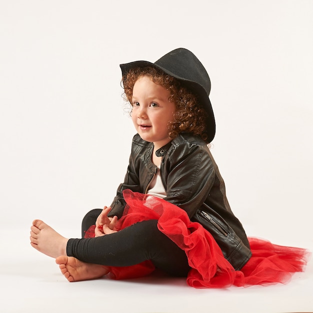 Modèle de mode petite fille avec chapeau noir