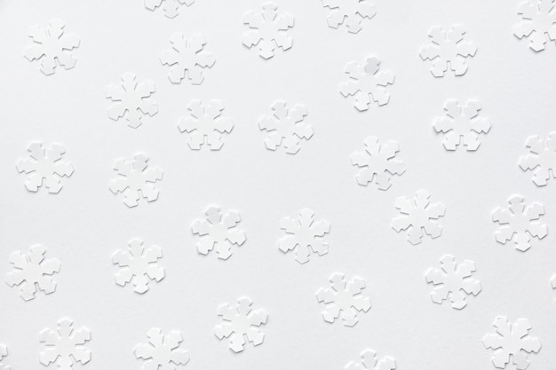 Modèle de Noël de flocons de neige en papier sur fond blanc