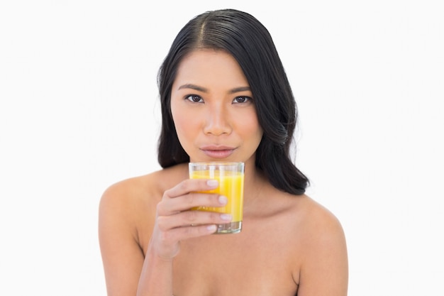 Modèle nu sensuel avec du jus d&#39;orange