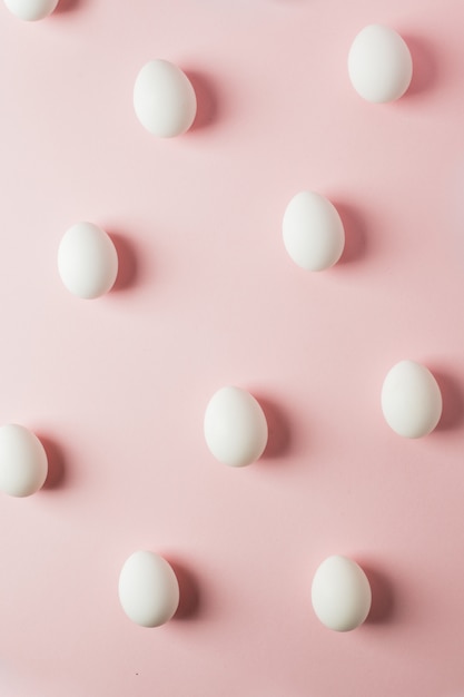 Modèle d&#39;oeufs sur fond pastel rose, concept minimal de Pâques