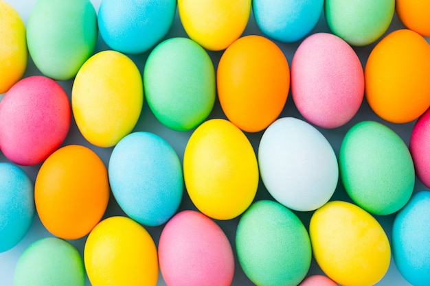 Modèle d'oeufs de Pâques colorés. Mise à plat. Vue de dessus. Espace copie