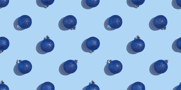 Un modèle d'ornements de Noël sur fond bleu