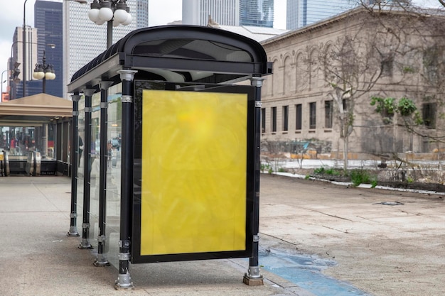 Modèle de panneau d'affichage jaune blanc en plein air pour la publicité à l'arrêt de bus urbain des États-Unis Modèle de publicité Copier l'espace