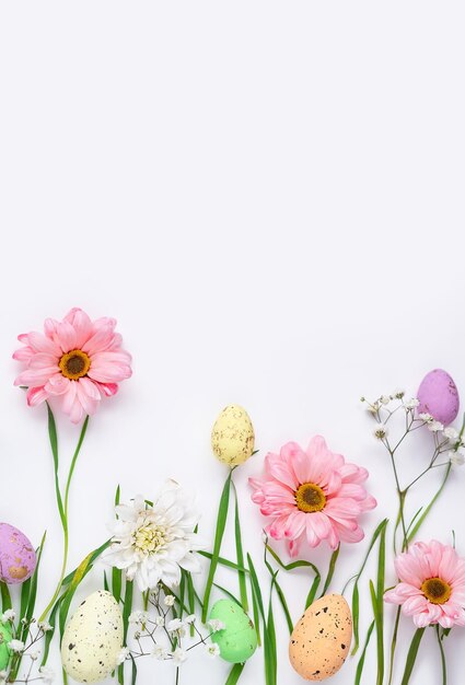 Modèle de Pâques Fond avec des oeufs colorés et des fleurs Échantillon vertical