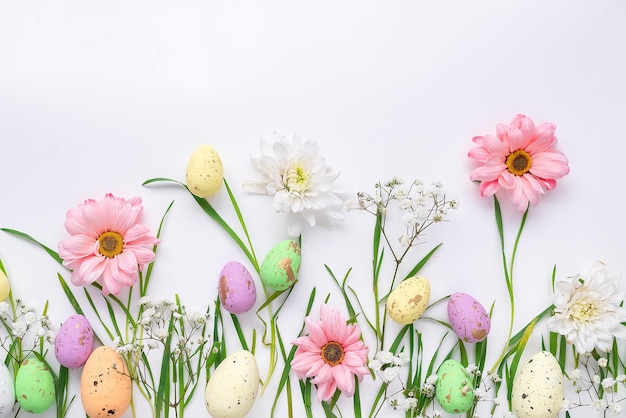 Modèle de Pâques Fond avec des oeufs colorés et des fleurs