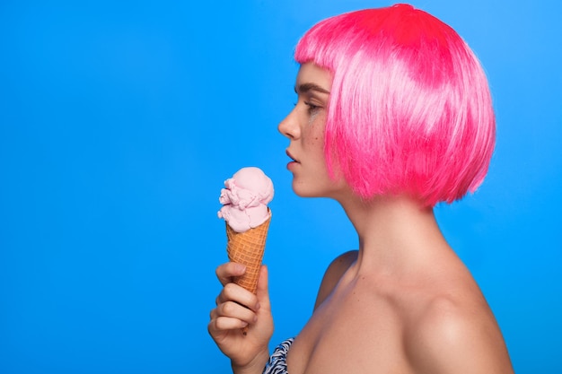 Modèle en perruque rose avec glace