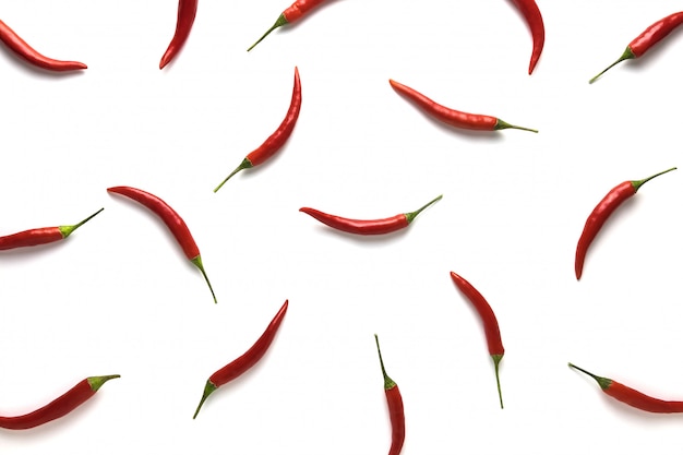 Photo modèle de petits piments rouges chauds isolé sur fond blanc