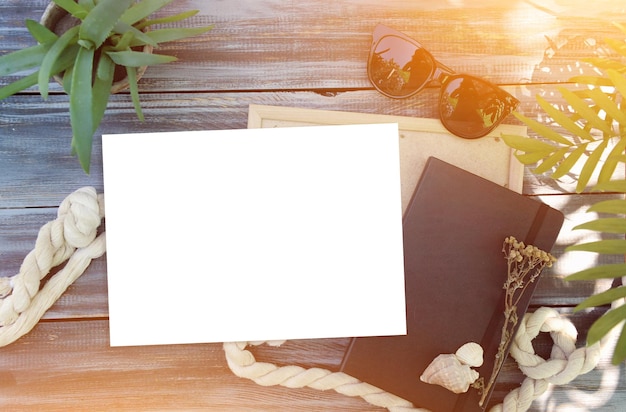 Modèle photo avec liste de papier blanc vide et livre noir vue de dessus de photo d'été en plein air