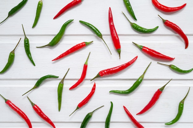 Modèle plat de poivrons chillii chaud rouge isolé sur blanc avec un tracé de détourage. Modèle de papier peint piments rouges épicés.