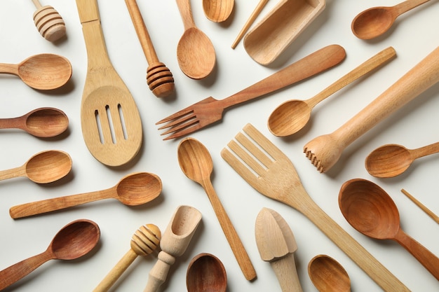 Modèle de plats en bois sur blanc