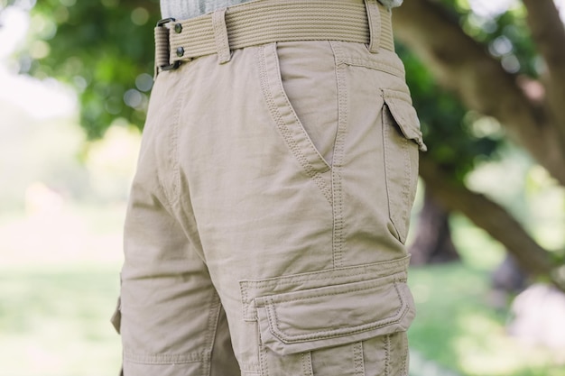 Modèle portant un pantalon cargo ou un pantalon cargo de couleur marron jaune