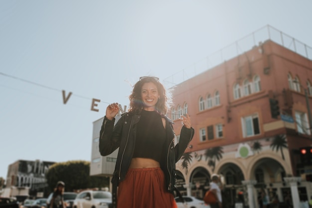 Modèle posant dans la rue de Venice Beach