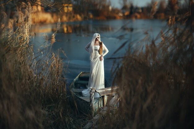 Le modèle pose sur un lac glacé avec un maquillage créatif