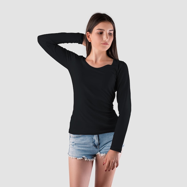 Modèle de pull femme noir sur une jeune fille en short vue de face isolé sur fond