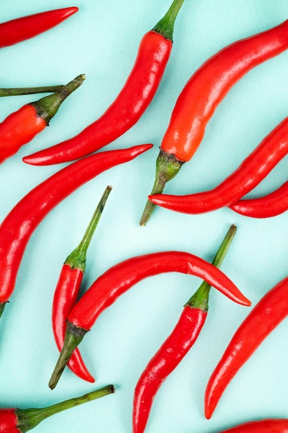 Un modèle de red hot chili peppers sur un gros plan de fond bleu Orientation verticale Vue de dessus
