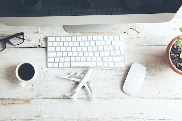 Modèle réduit d'avion et clavier d'ordinateur avec café