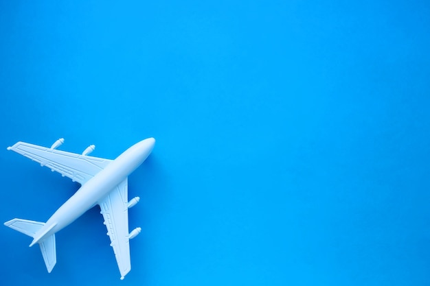 Photo modèle réduit d'avion sur une surface bleue