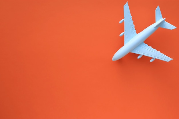 Modèle réduit d'avion sur une surface orange