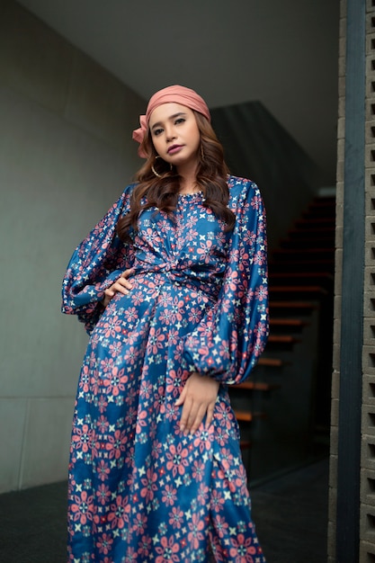 Photo modèle en robe bleue avec un turban sur la tête