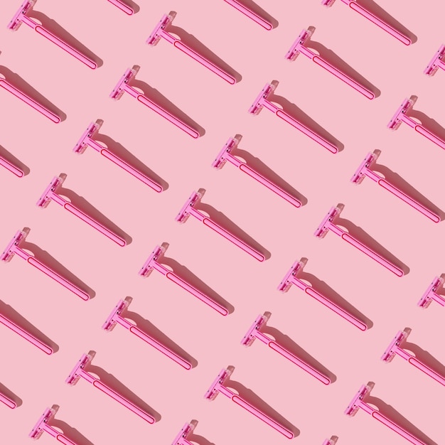 Modèle rose de rasoir de sûreté sur un objet quotidien de fond rose
