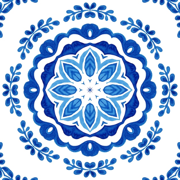 Modèle sans couture aquarelle damassé bleu, ornement floral mandala. Fond de filigrane abstrait bleu royal.