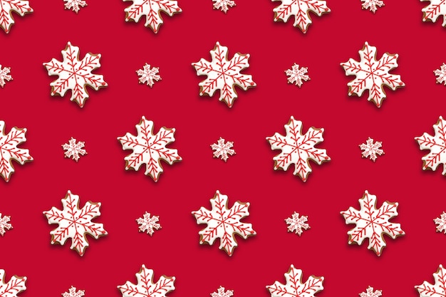 Modèle sans couture de pain d'épice de Noël en flocons de neige de forme sur fond rouge. Fond de Noël.