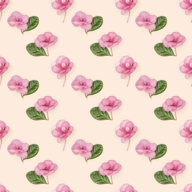 Modèle sans couture de petites fleurs roses et feuilles vertes sur papier rose fleurs naturelles Hortensia