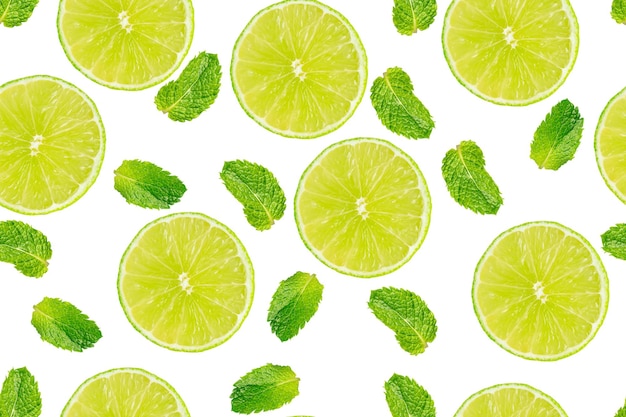 Modèle sans couture de tranches de citron vert juteux aigres et de feuilles de menthe rafraîchissantes vertes sur fond blanc