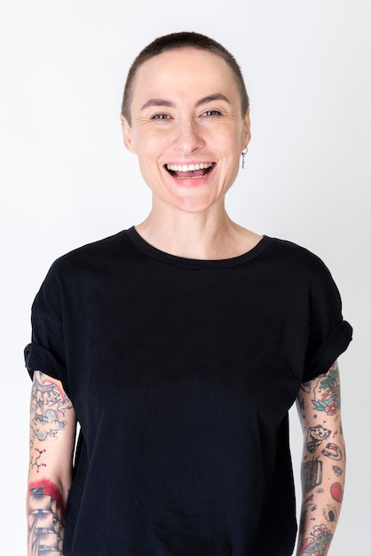 Modèle skinhead heureux avec des tatouages en T-shirt noir