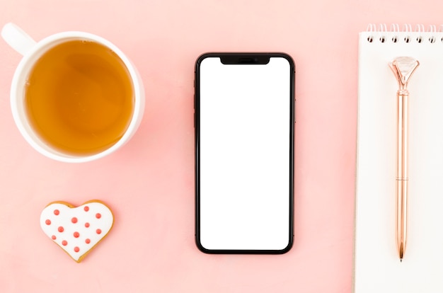Photo modèle de smartphone de la vue de dessus sur l'espace de travail