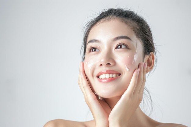 Modèle de soins cosmétiques de beauté asiatique fond blanc