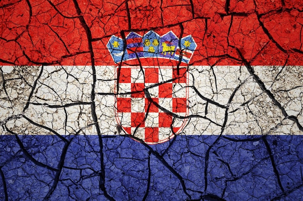 Modèle de sol sec sur le drapeau de la Croatie. Pays avec concept de sécheresse. Problème d'eau. Fissuré à sec