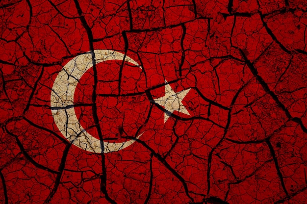 Modèle de sol sec sur le drapeau de la Turquie. Pays avec concept de sécheresse. Problème d'eau. Fissuré à sec