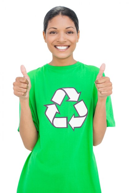 Modèle souriant portant le t-shirt de recyclage donnant des pouces vers le haut