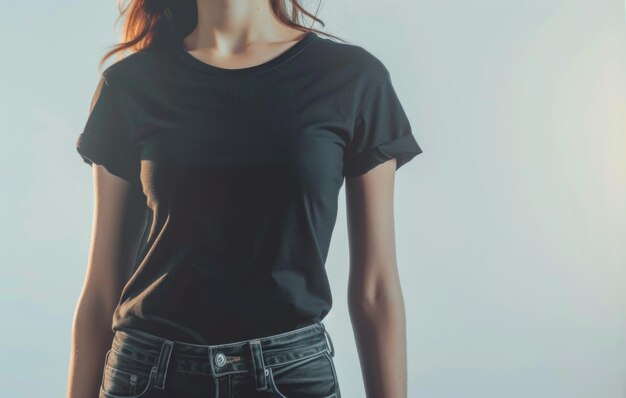 Modèle en T-shirt noir sur un fond clair Place pour le texte