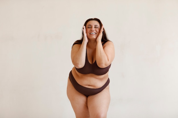 Photo modèle de taille plus à plan moyen posant en studio