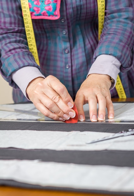 Modèle de tailleur de conception de couturière sur la table