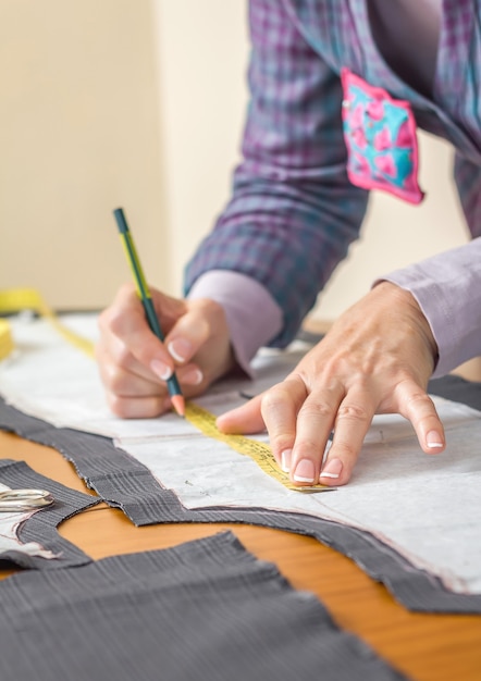 Modèle de tailleur dessin couturière sur la table