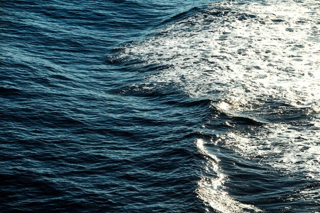 Photo modèle de texture de l'eau bleue à midi sur l'océan atlantique