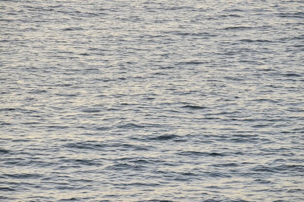 Modèle de texture de l'eau bleue à midi sur l'océan Atlantique