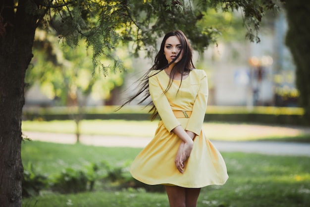 Modèle tournant en robe légère