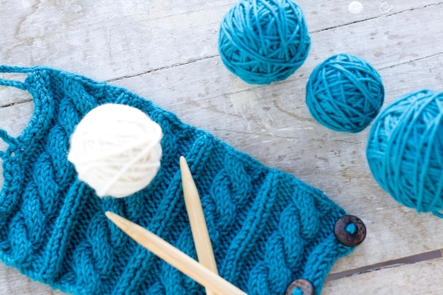 Modèle de tricot et aiguilles sur un fond en bois