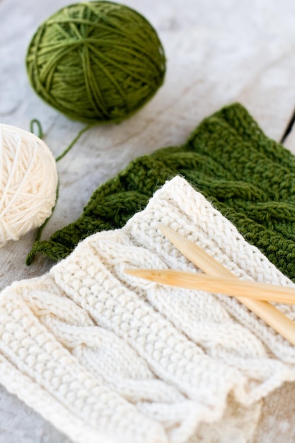 Photo modèle de tricot et aiguilles sur un fond en bois