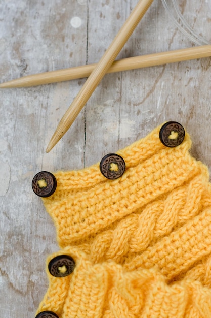 Photo modèle de tricot et aiguilles sur un fond en bois