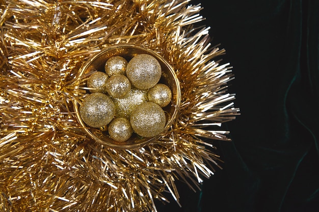 Modèle de vacances fait des boules de Noël en coupe d'or