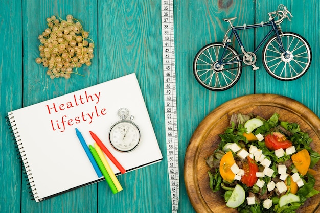 Photo modèle de vélo salade de légumes frais avec texte chronomètre et ruban à mesurer pour un mode de vie sain