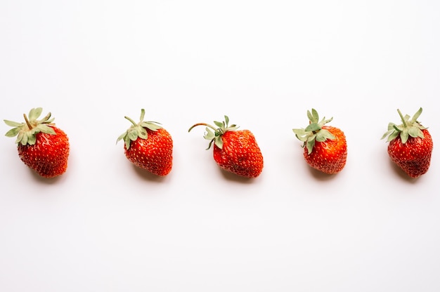 Modèle de vraies fraises de baies biologiques de ferme honnête isolées sur fond blanc. vue de dessus de la nourriture d'été saisonnière, mise à plat